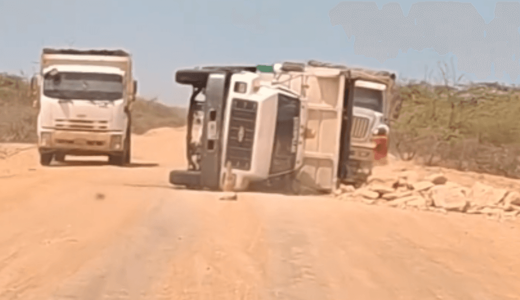 Camión cargado de escombros volcó en zona rural de Uribia por exceso de velocidad