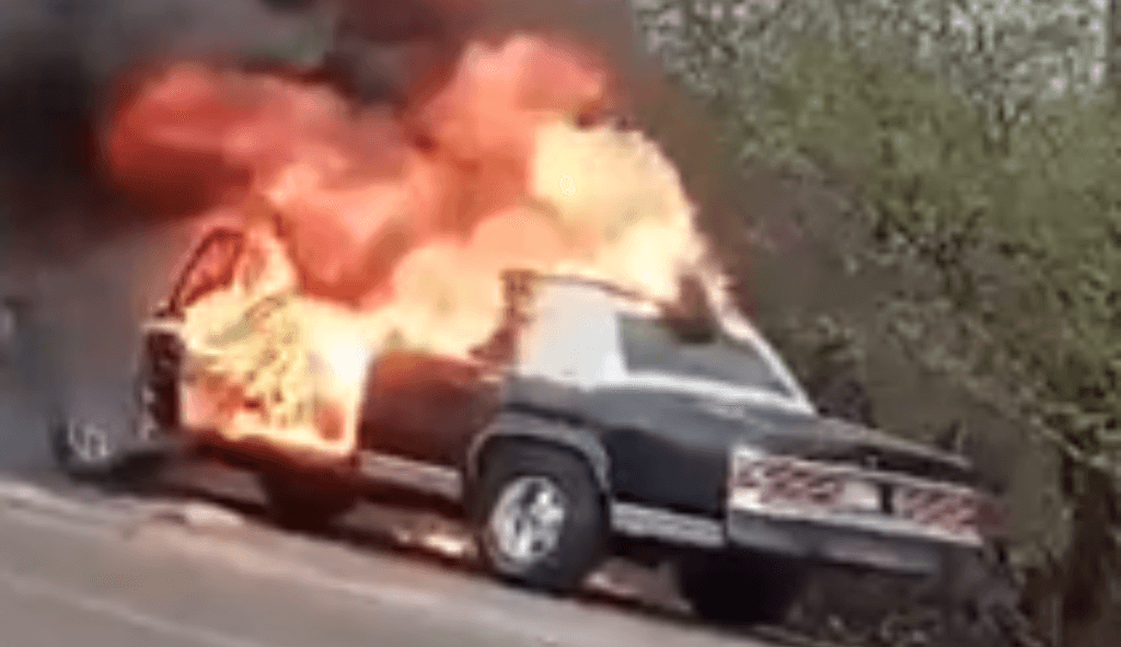 Vehículo venezolano se incendia por corto circuito en vía fronteriza de La Guajira