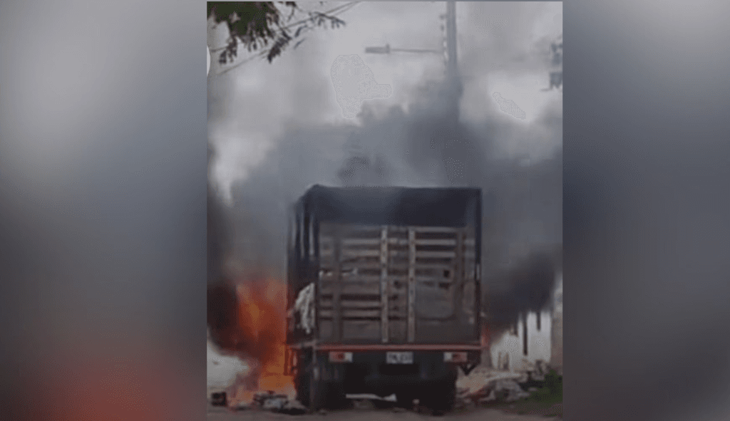 Camión repartidor incinerado en Riohacha: la extorsión golpea de nuevo a transportadores guajiros