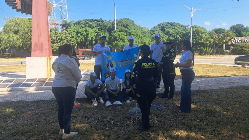 San Juan del César limpia la Glorieta de la Luna con apoyo de autoridades y estudiantes