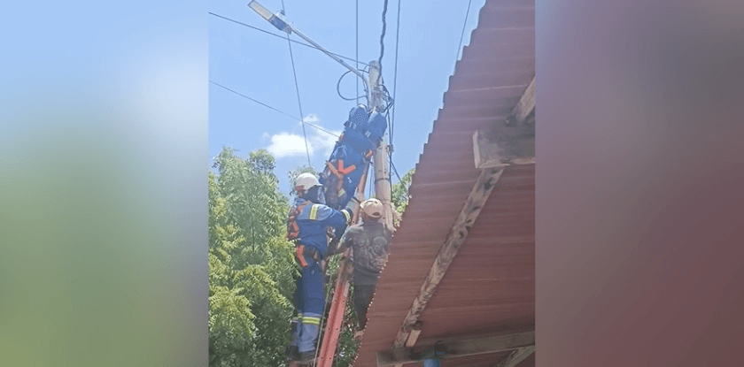 Operario de Air-e sufre grave descarga eléctrica en Uribia mientras reparaba poste de energía