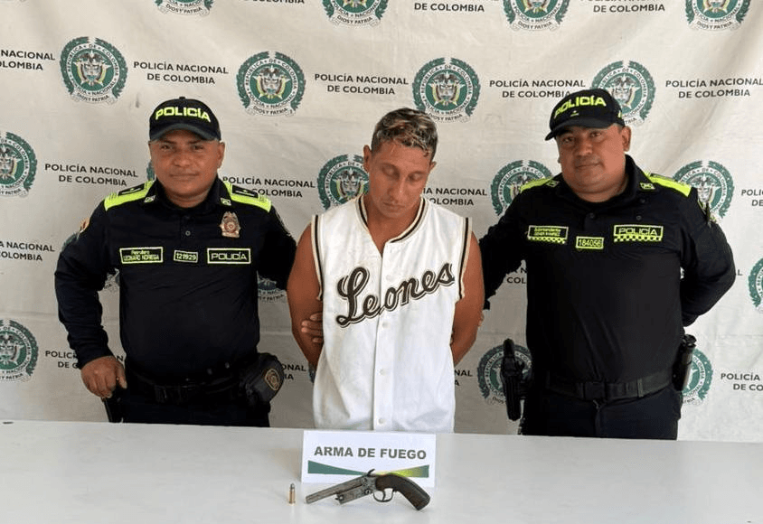 Capturan hombre con pistola artesanal en Fonseca tras alerta de la comunidad