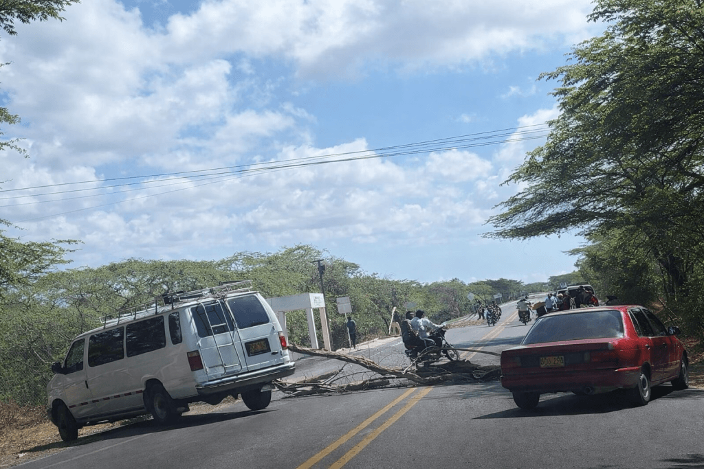 Caos en la vía Riohacha-Maicao: cientos de vehículos atrapados sin respuesta de las autoridades
