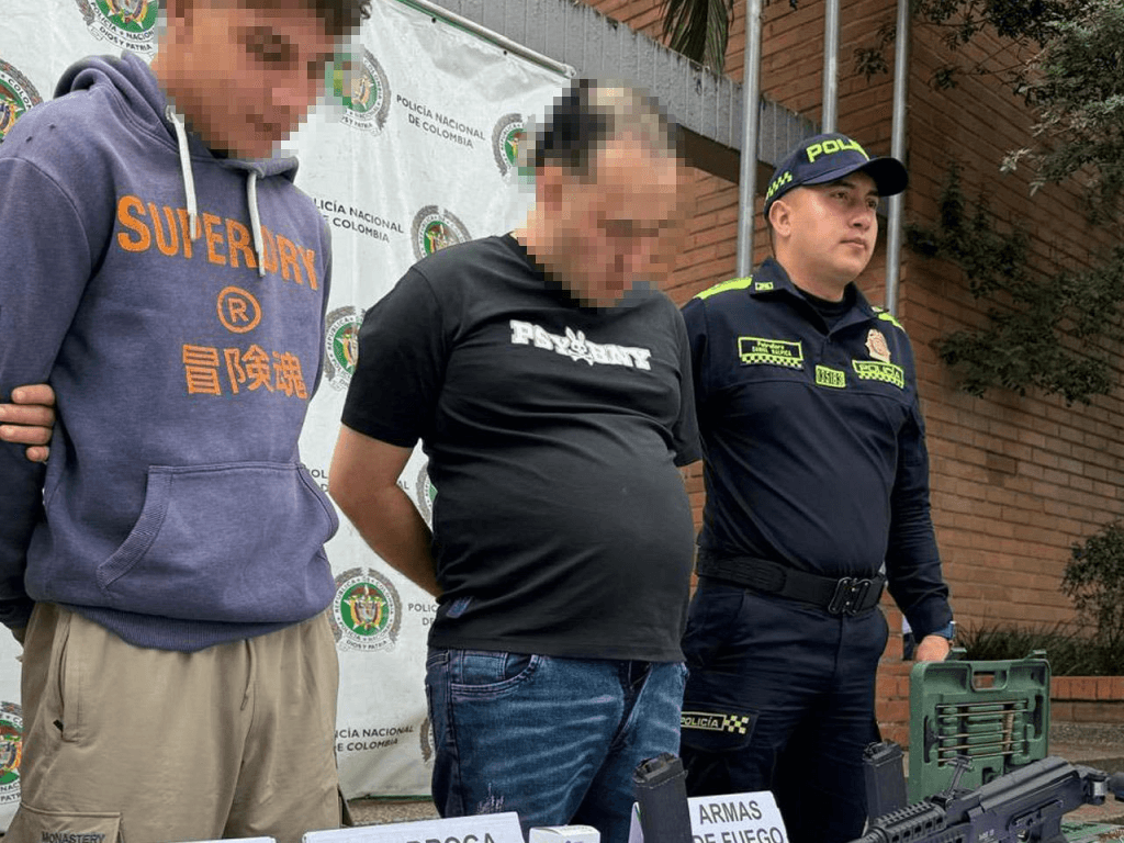 Capturan a dos microtraficantes con droga y fusil modificado en Manrique, Medellín