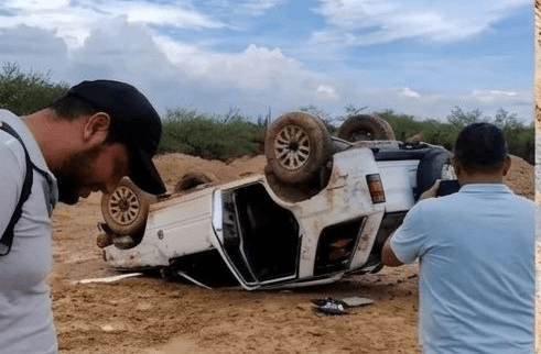 Vuelco de vehículo con docentes en Manaure: lluvia y vía dañada causaron el accidente