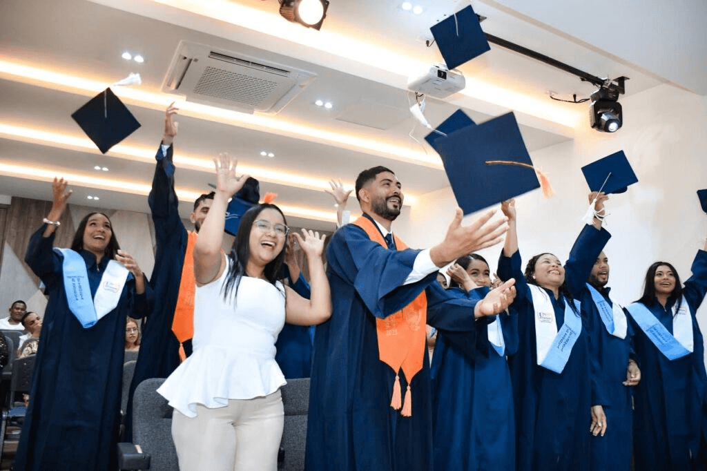 32 jóvenes del Magdalena cierran sus estudios con Becas del Cambio