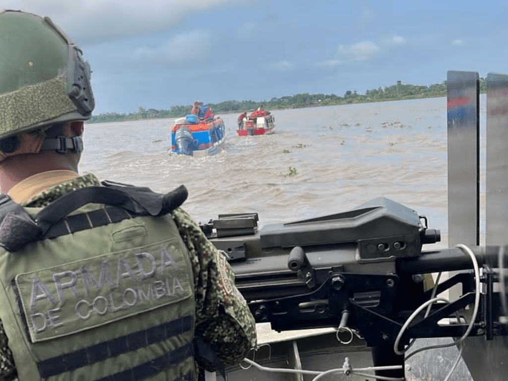 Infantes de marina rescataron a 14 personas que naufragaron en el río Magdalena cerca de Pinillos