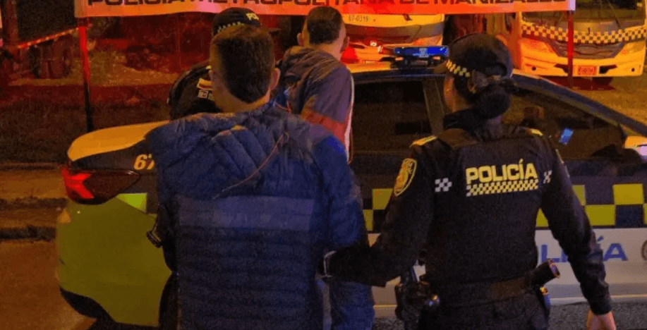 Capturan dos hombres por agredir violentamente a motociclista en el centro de Manizales
