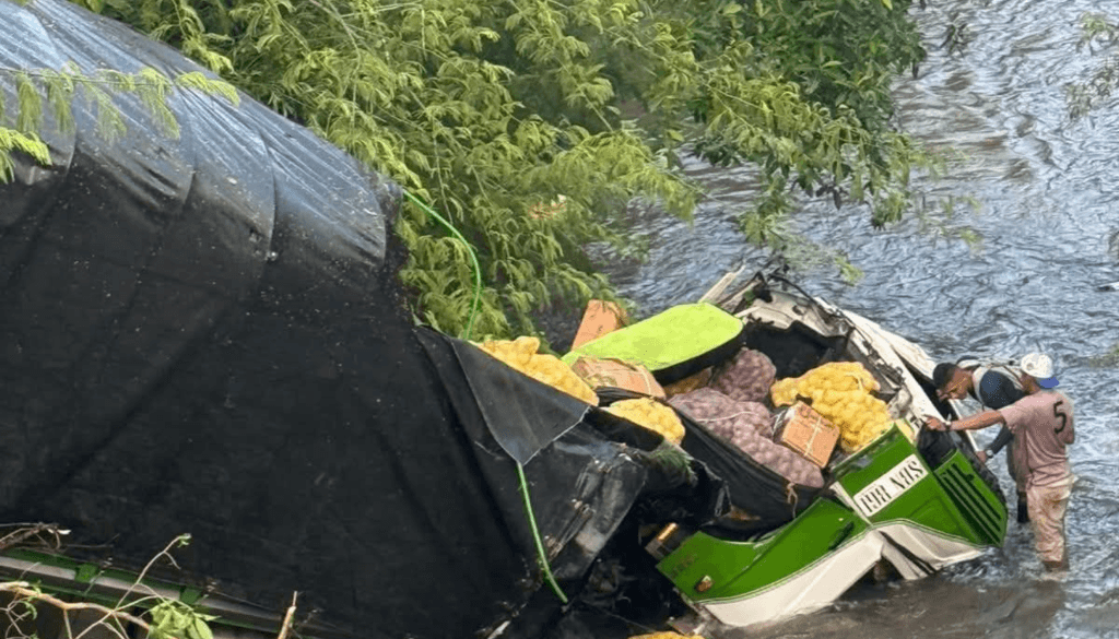 Muere conductor en violento choque entre turbo y camión en el puente Las Ánimas, Cesar