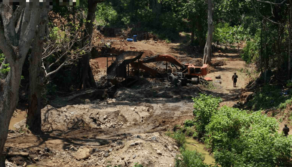 Ejército destruye equipos mineros por 2.000 millones usados por grupo criminal en Ciénaga