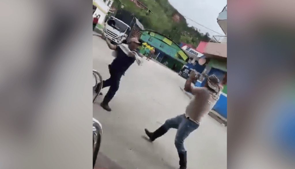 Dos hombres se golpeaban con látigos en plena calle por una mujer en Nariño