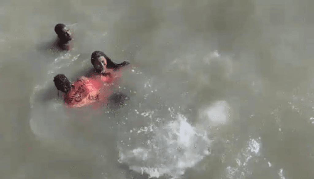 Salvavidas rescatan a dos adolescentes wayúu atrapadas por corriente marina en Riohacha