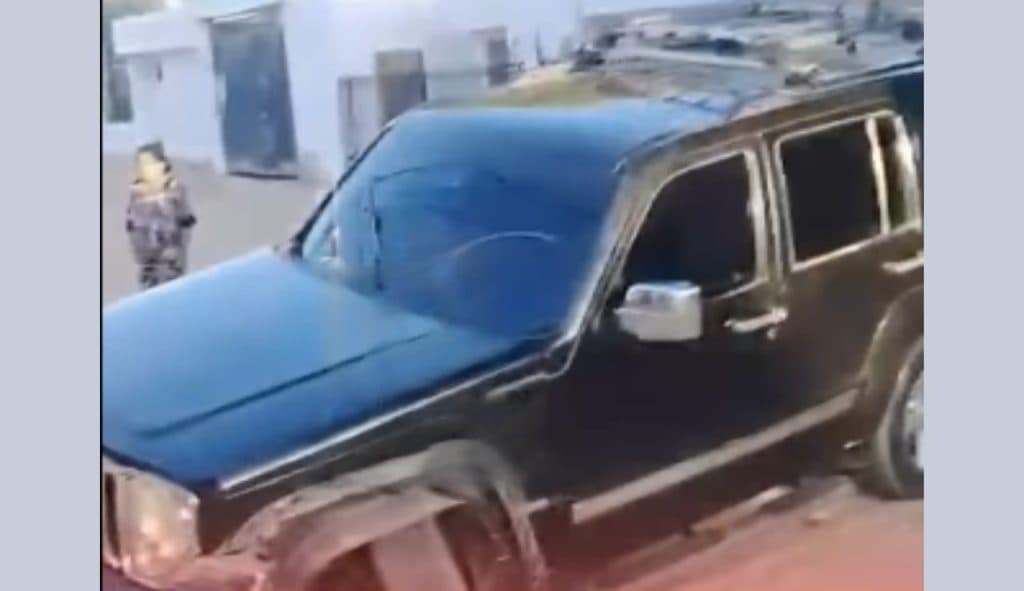Camioneta se estrella contra casa en Riohacha y arranca medidor de gas: conductor presuntamente embriagado