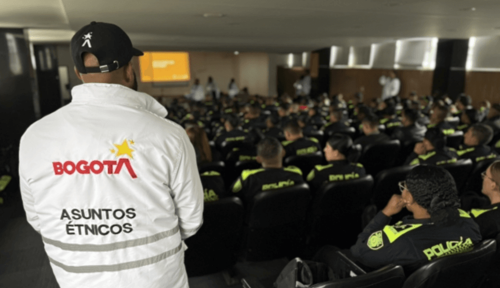 Bogotá capacita a policías y funcionarios para combatir el racismo desde adentro