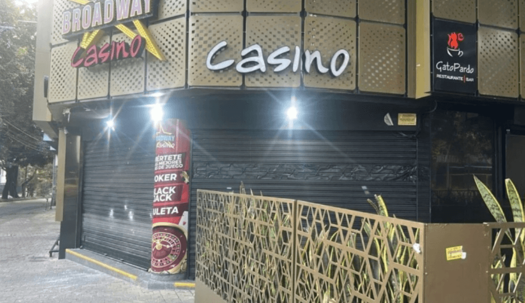 Explosión en casino de Medellín deja un policía y una mujer heridos