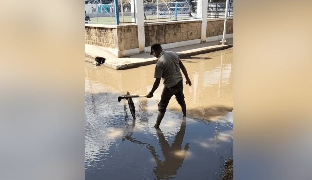 Cancha sintética convertida en laguna: el abandono que afecta a niños en Cuestecitas