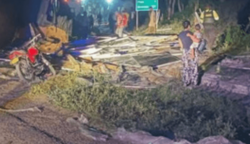 Tractomula con paneles solares volcó en Magdalena y fue saqueada por pobladores