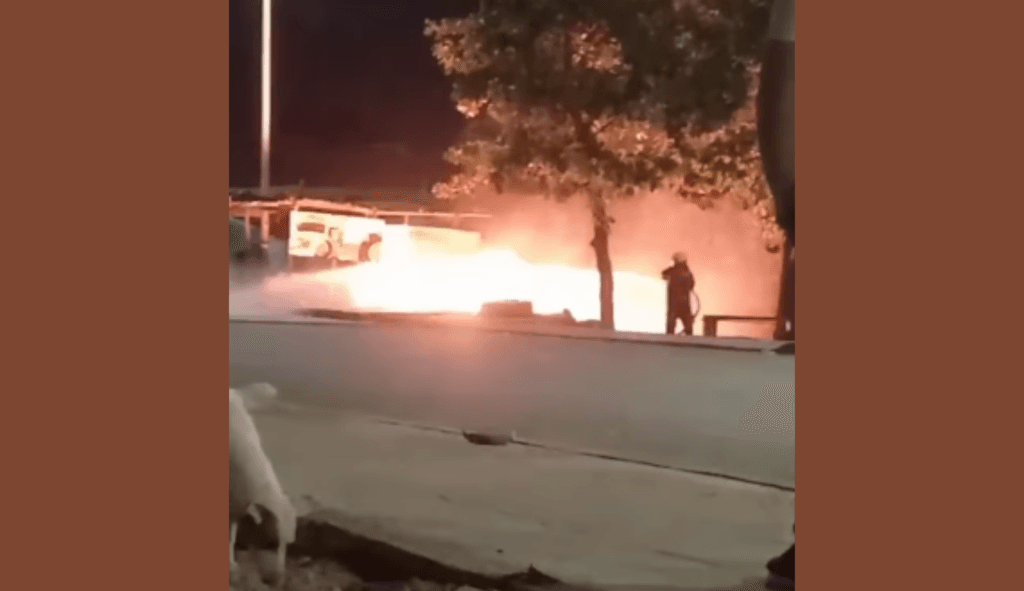 Tubería de gas explota en llamas en pleno centro de Riohacha