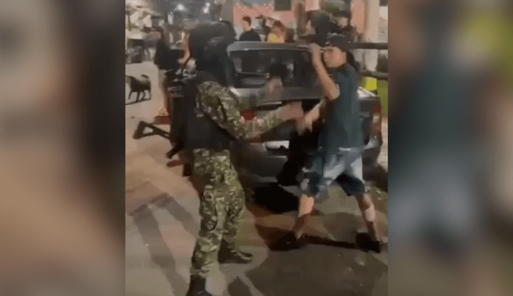 Video muestra civiles agrediendo a soldados en noche de tensión en Colombia