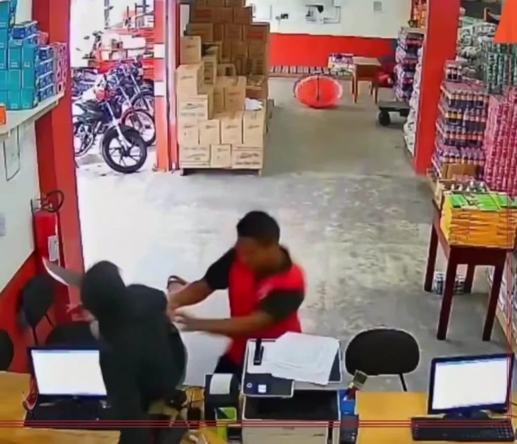 Empleados de tienda mayorista enfrentan a dos ladrones armados y los neutralizan con machete