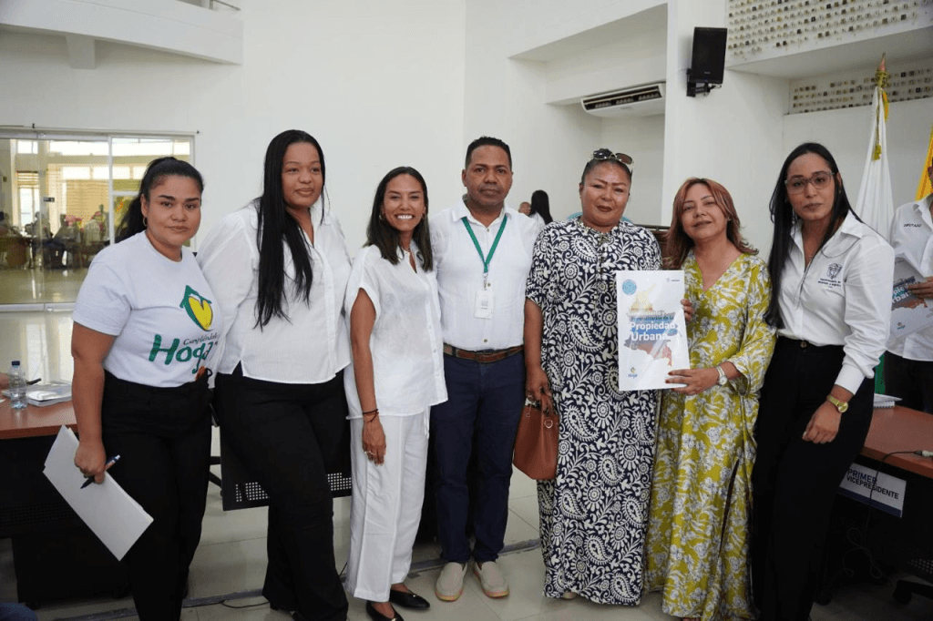 Cuarenta familias de Riohacha reciben títulos de propiedad tras años de espera por legalizar sus casas