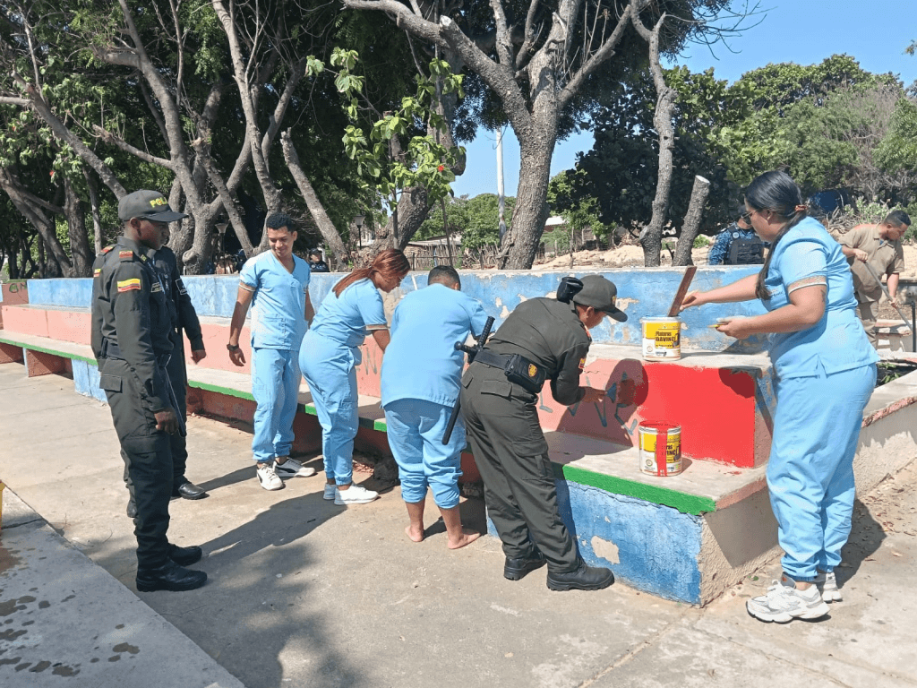 Policía Comunitaria devuelve el brillo al parque José Antonio Galán en Riohacha