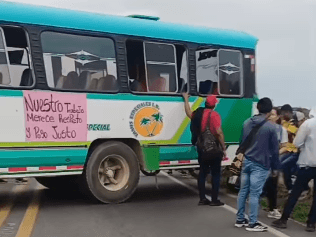 Bloqueo en puente Guerrero deja aislada a Riohacha por deudas con maestros y transportistas