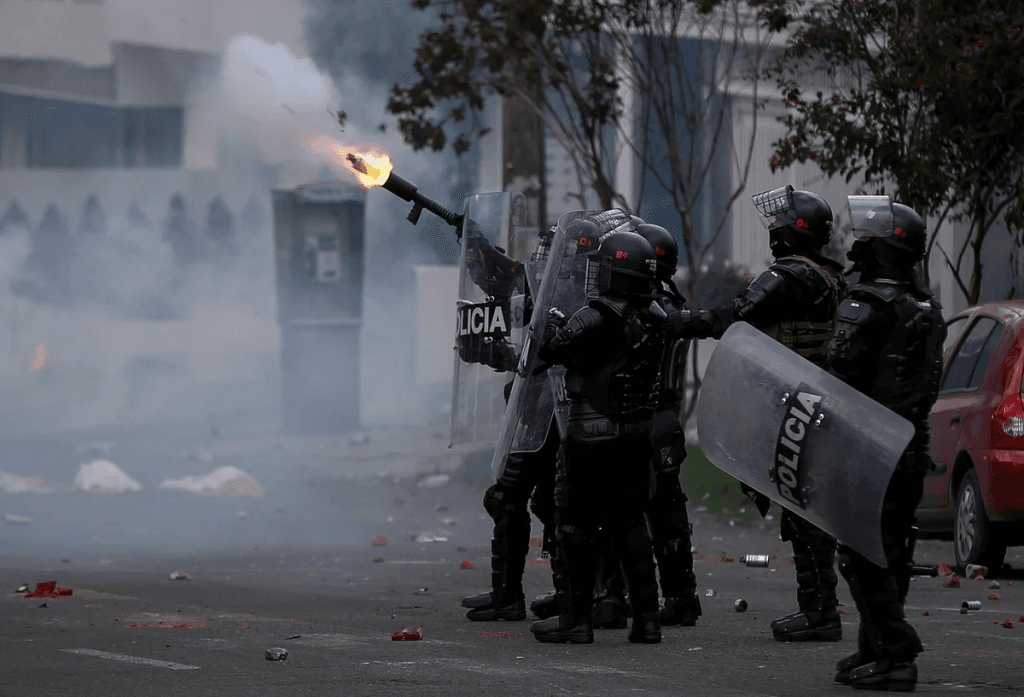 Rector de la Pedagógica denuncia "exceso" del ESMAD durante disturbios en el norte de Bogotá