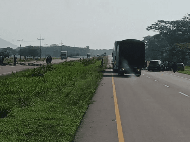 Despejan vía Aguas Blancas tras protesta de campesinos por acceso a tierras