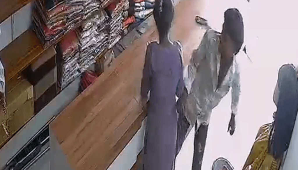 Hombre golpea brutalmente a su novia dentro de tienda de ropa; quedó registrado en cámaras