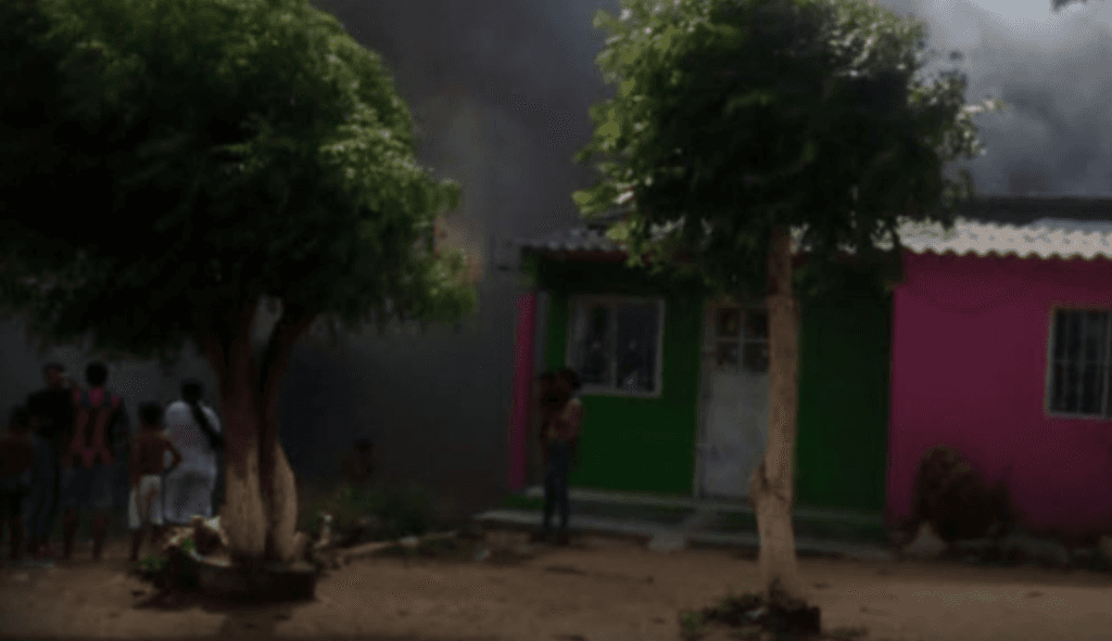 Incendio por corto circuito destruye casa completa en Riohacha y deja a familia sin hogar