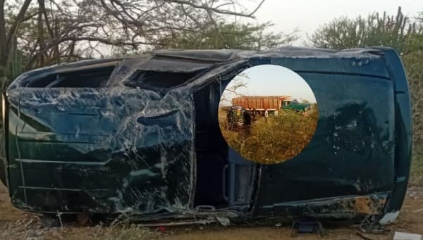 Camioneta volcada en Uribia es saqueada mientras permanece abandonada en la carretera