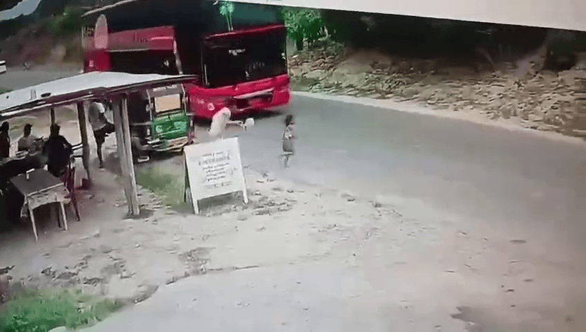 Hermano de 15 años intenta salvar a su hermana de 5 años y ambos son arrollados por un bus en Ecuador