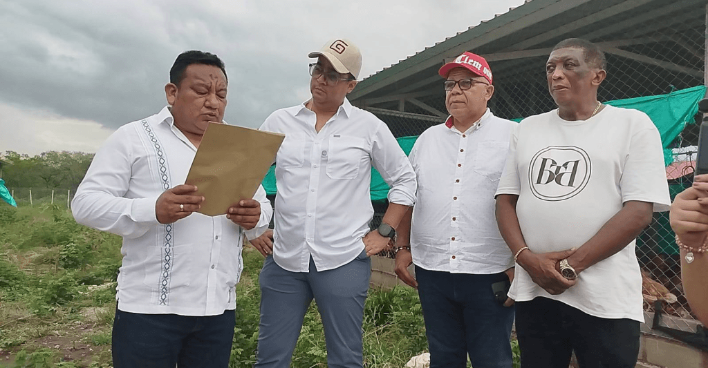 Gobernador de La Guajira respalda granja avícola indígena en Mayabangloma