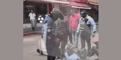 Agente de tránsito resulta herido en choque con vehículo particular