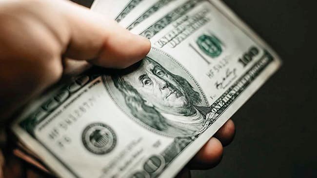 El dólar toca su máximo histórico en Colombia: cierra a 4.353 pesos