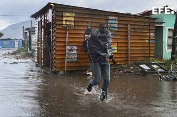 Sube a 100 el número de muertos por inundaciones en el este de Sudáfrica