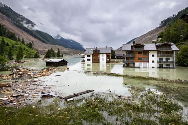Pueblo suizo sepultado tras colapso de glaciar: desaparecido y casas destruidas