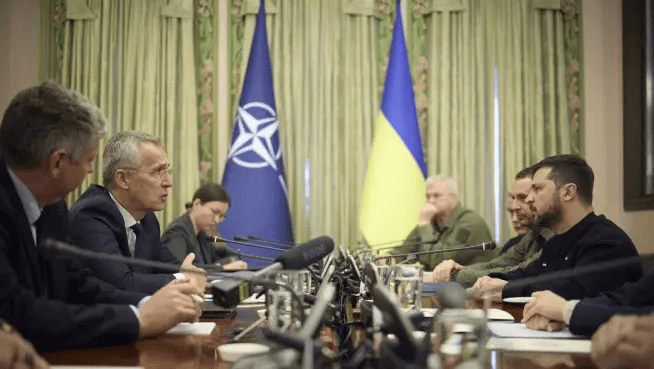 EE.UU. frena entrada inmediata de Ucrania a la OTAN pero promete trazar el camino