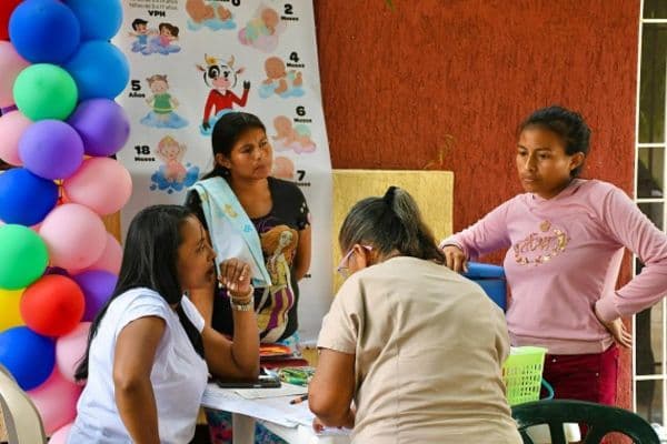 Barrancas lleva jornada de salud integral a Papayal durante Festival del Cactus