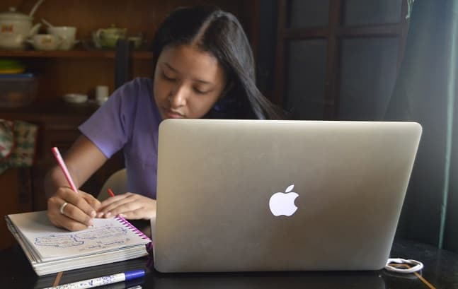 Estudiantes colombianos relatan los retos de estudiar desde casa en pandemia