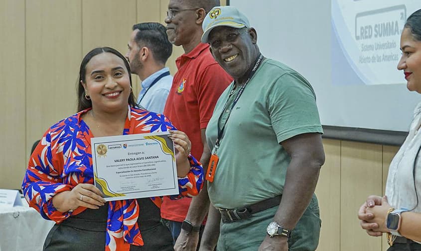 Archipiélago entrega 258 becas para que jóvenes estudien pregrado y posgrado