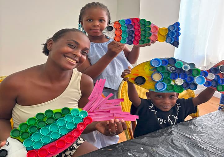 Niños de San Andrés transforman basura de playa en arte para salvar el océano