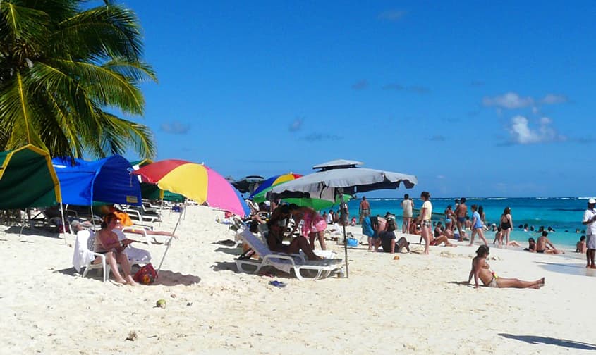 Las islas reciben casi 100 mil turistas en abril, cifra que supera la del año pasado en casi un 20%