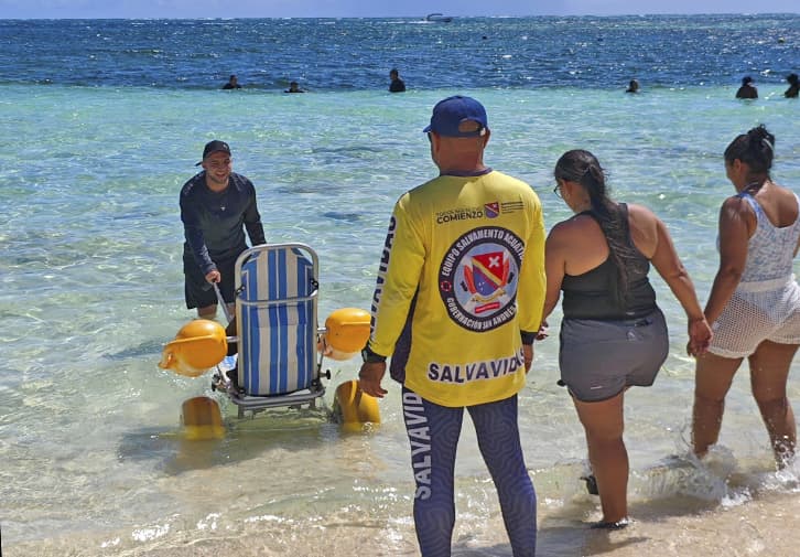 Con silla anfibia, una turista caleña con movilidad reducida pudo disfrutar el mar de San Andrés
