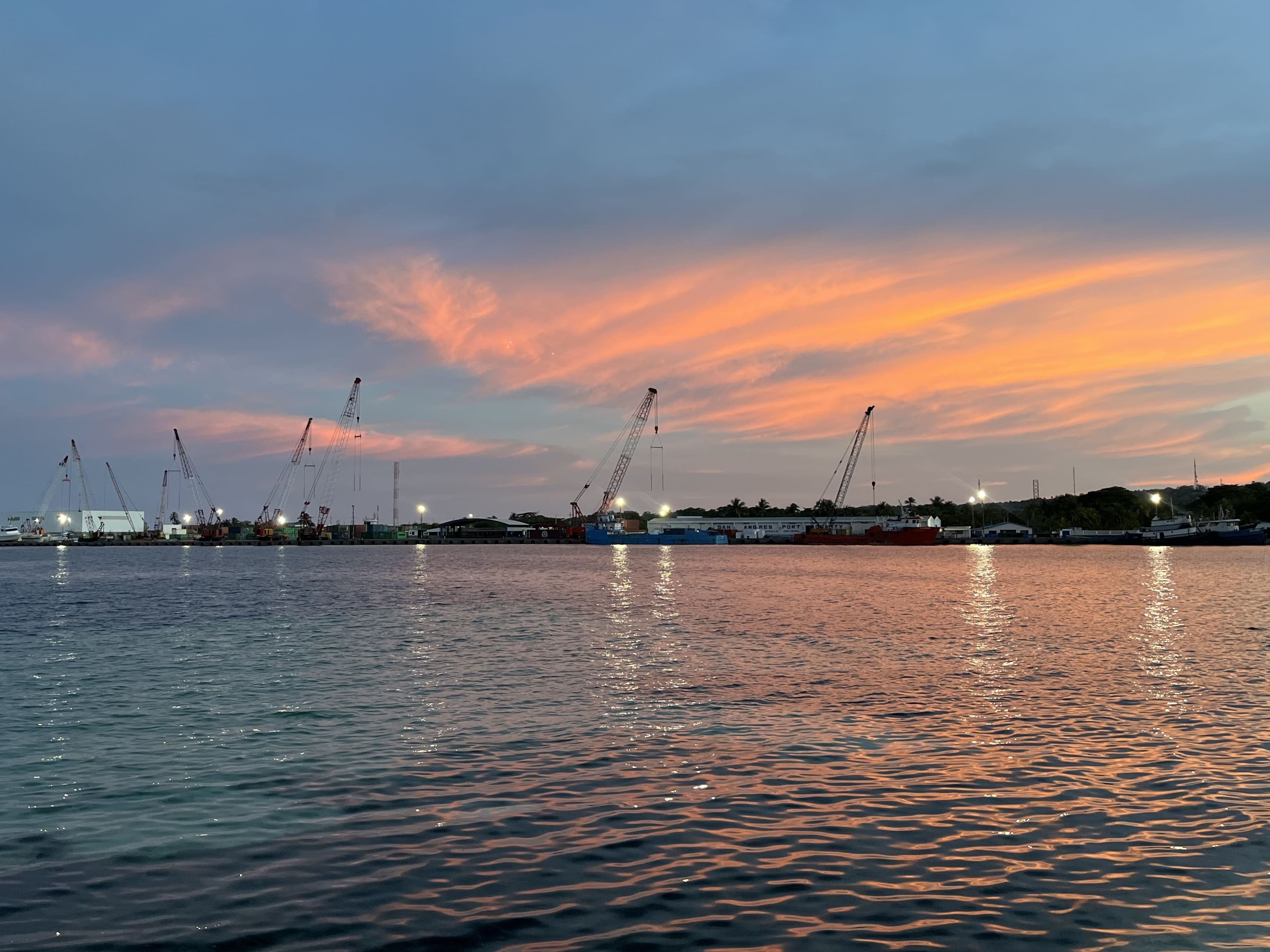 Vientos fuertes y oleaje agitado llegan a San Andrés este jueves