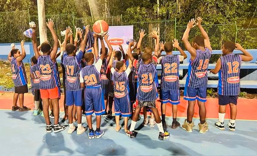 Grupo BIOS–Antillana entrega implementos deportivos a equipos de baloncesto en San Andrés