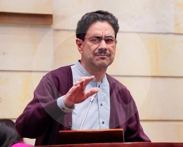 Cepeda reclama debates pero con sus reglas: ¿puede un candidato imponer condiciones?