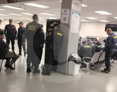 Bomberos de Medellín logran entrar a Venezuela tras cuatro horas de espera en el aeropuerto