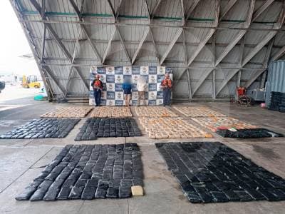 Lancha cargada de droga se hunde en Buenaventura: dos traficantes capturados con 801 kilos de marihuana